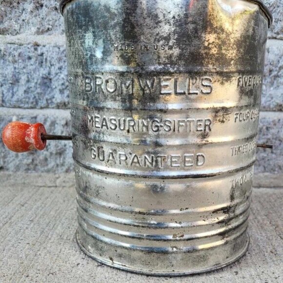 Vintage Bromwell’s 5 Cup Measuring Sifter Red Wood Crank Handle Flour Sifter - Picture 1 of 8